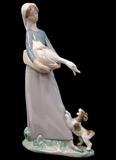 Lot 31: Lladro 4866 figurine measuring 10.625" tall, perfect
condition est. $150.00-$175.00