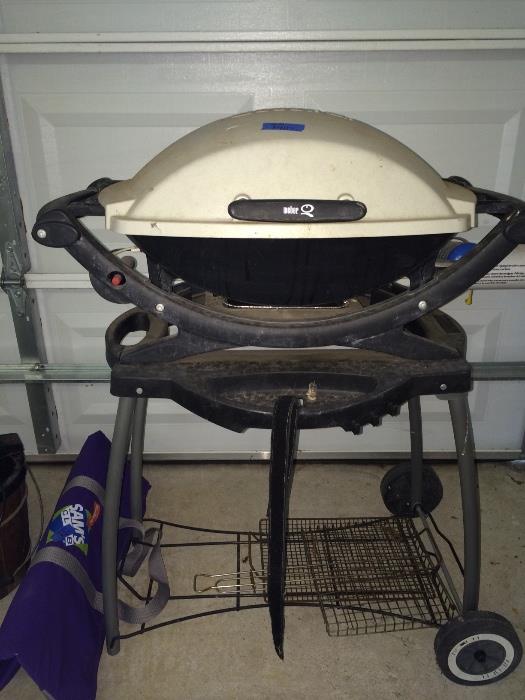 Small Weber grill, uses small propane canister