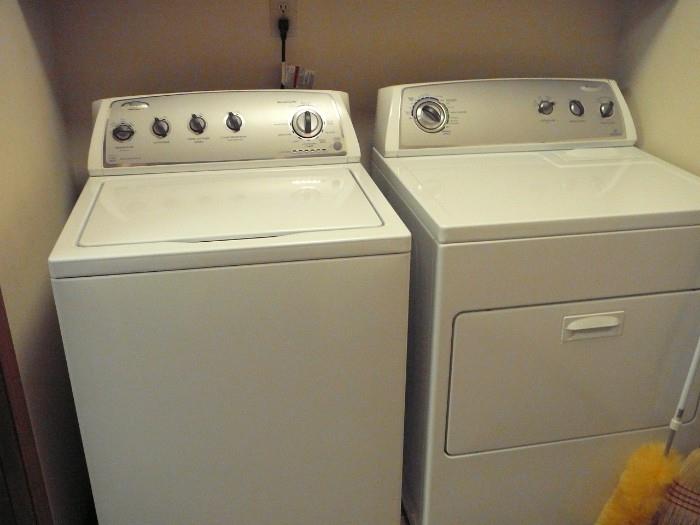NICE PAIR OF WHIRLPOOL ELECTRIC WASHER AND DRYER 