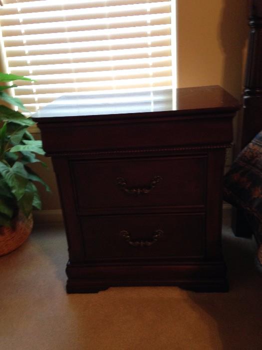               Nightstand that goes with bed & dresser