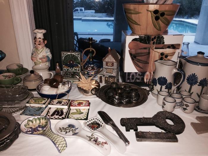 ASSORTED COLLECTIBLES & KNICK KNACKS