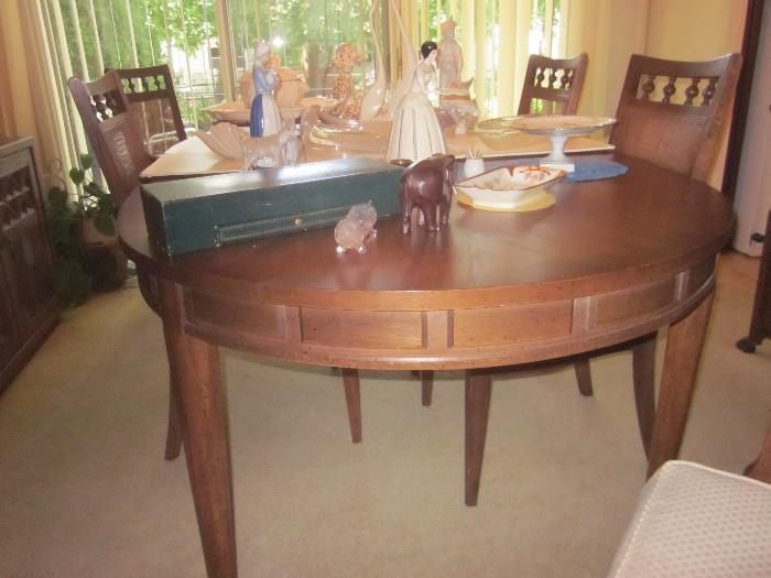 Dining Room Set.  Lousy picture, Great Table!