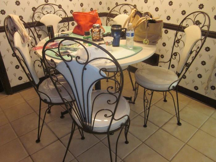 Kitchen Table with 5 Chairs