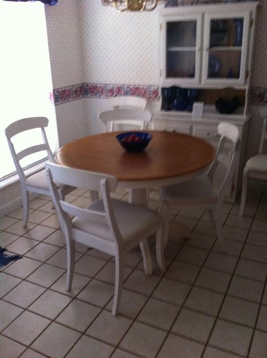 Dining Room Table and 6 chairs - does have leaf