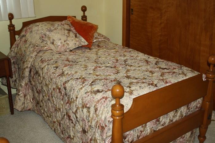 4 POSTER MAPLE TWIN BEDS