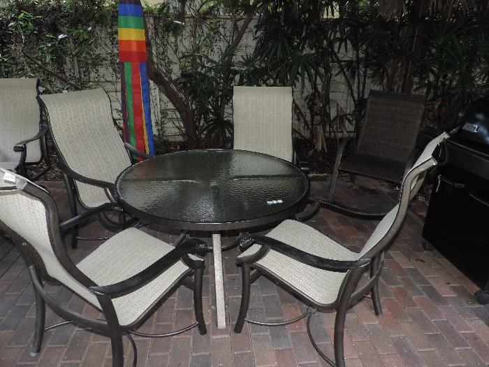Set of 4 Out Door Chairs with Round Glass Top Table