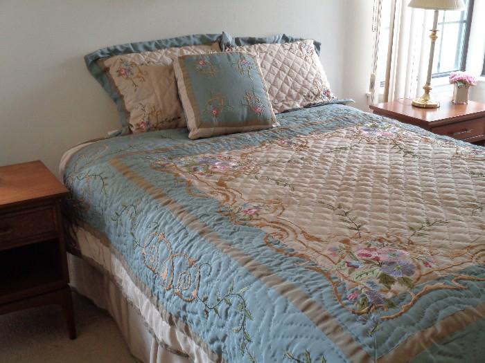 Elegant comforter set w/shams, pillow and dust ruffle