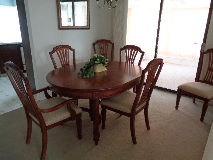 Like new dining room table & chairs (w/leafs)