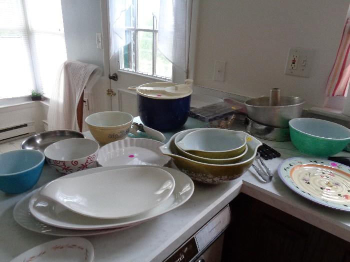 Kitchen items incl vintage pyrex bowls