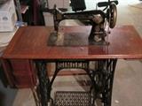 VINTAGE SINGER SEWING MACHINE