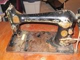 VINTAGE SINGER SEWING MACHINE