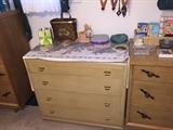 MID-CENTURY MODERN 4 DRAWER BLONDE WOOD DRESSER / CHEST