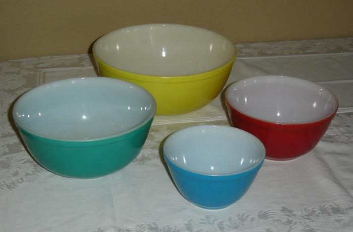 Vintage Pyrex nesting mixing bowls