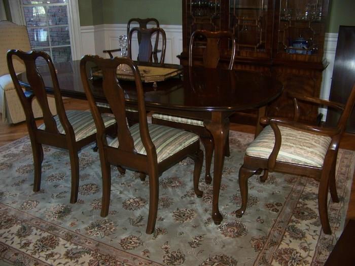 Beautiful Queen Anne Dining Room set with six chairs and 2 Parson's End Chairs