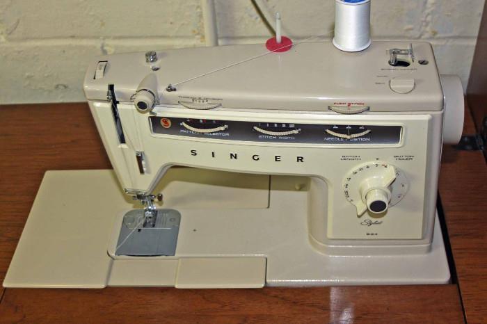 Singer Sewing Machine. In good working condition.