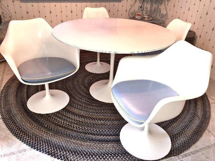  Eero Saarinen for Knoll Original white tulip table and 4 tulip chairs with cushions