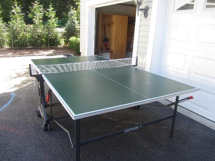 KETTLER INDOOR/OUTDOOR PING PONG TABLE LIGHTLY USED WITH ACCESORIES