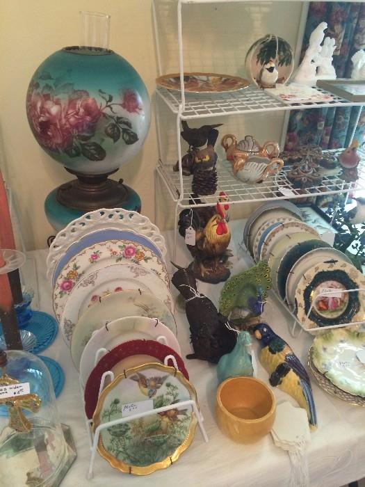 "Gone With the Wind Lamp"; large number of plates, birds, and other knick knacks