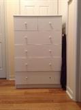 White 5 drawer chest. Missing a drawer pull.