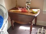 drop leaf table with turned legs