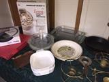 Assorted kitchen items
