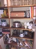Assorted kitchen items