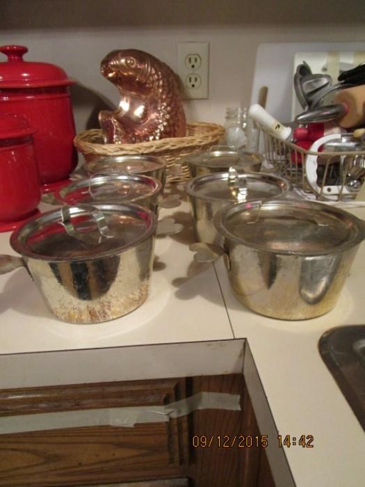 SET OF SIX SMALL POTS WITH LIDS