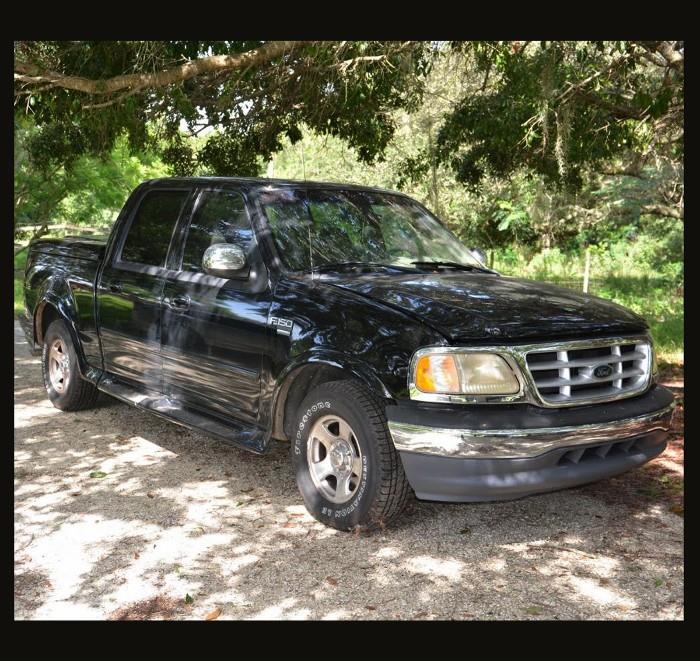 This is a 2001 Ford F150 Crew Cab XLT that is in good condition overall. The truck has had good maintenance through its life. All of the paint on the vehicle is original with the exception on the left front fender and hood. It was used, but appears to have long serviceable life remaining. The tires are very good. The mileage on the truck is low for its year. Additional photos are below