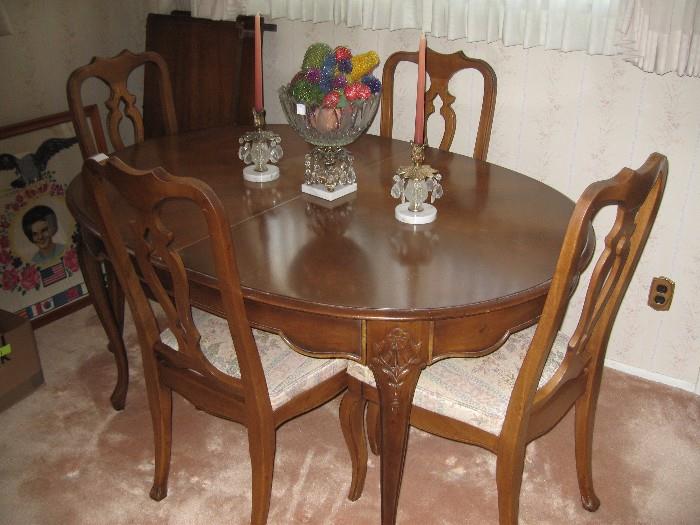 Dining Table & Chairs  includes toe leaves