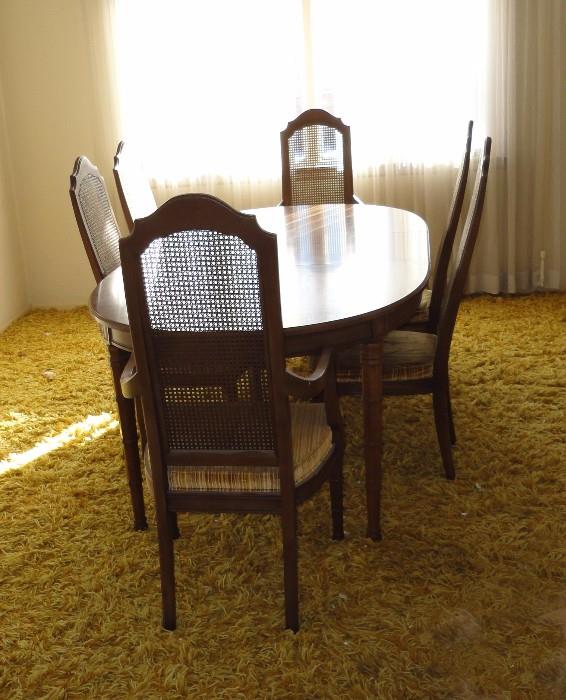Henredon dining table w/ 6 chairs & 2 leaves.