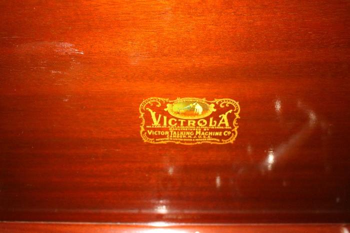 Beautiful Victrola Sounds Great!!