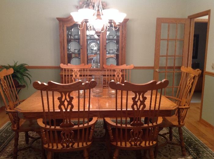American Drew oak dining room table and 6 chairs - comes with 2 leaves and pads