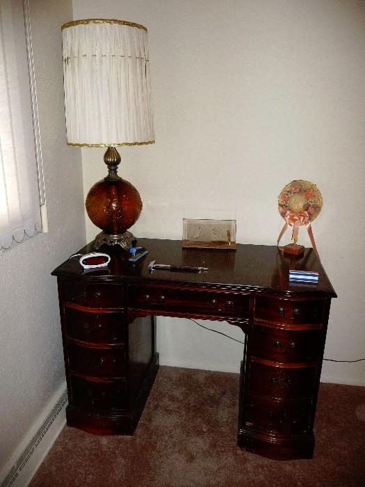 Desk , large lamp 