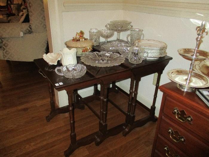                      SET OF NESTING TABLES