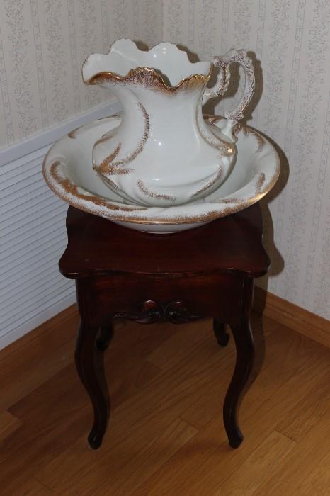 Wash bowl and water pitcher. Antique short table.