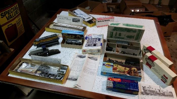 HO Train Set Components / Model Kits of Box Cars and Station House and Coal Mine
