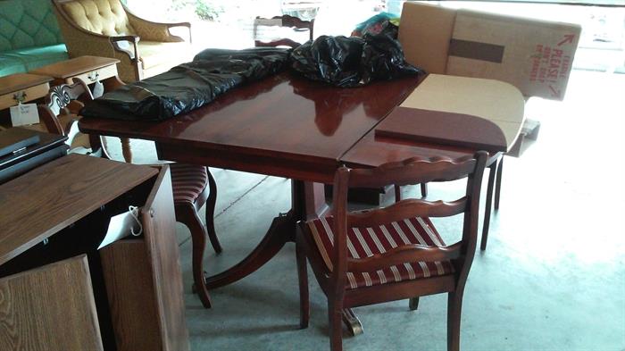 Duncan Phyfe Dunning Table with 4 chairs,two leafs and pads for all