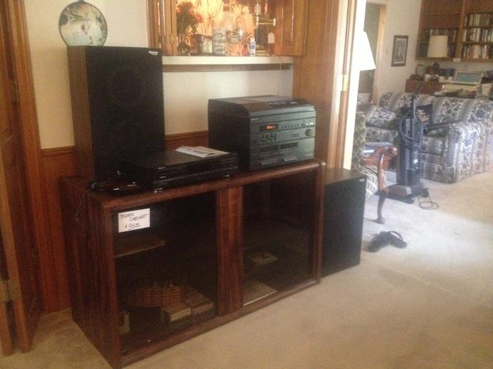 Stereo cabinet, stereo equipment and speakers