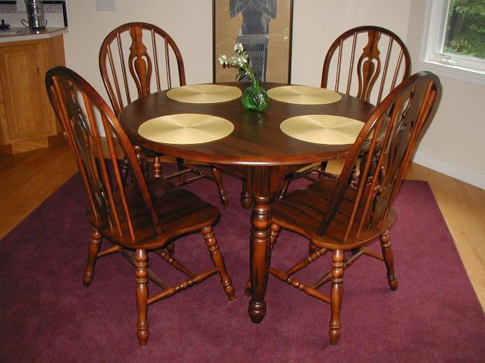 Kitchen/dining set which includes an additional leave