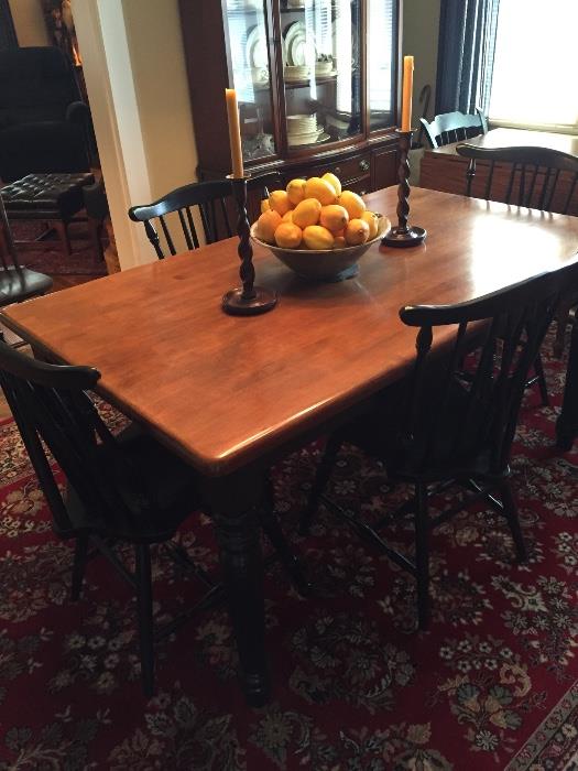 Beautiful dining room table w/chairs