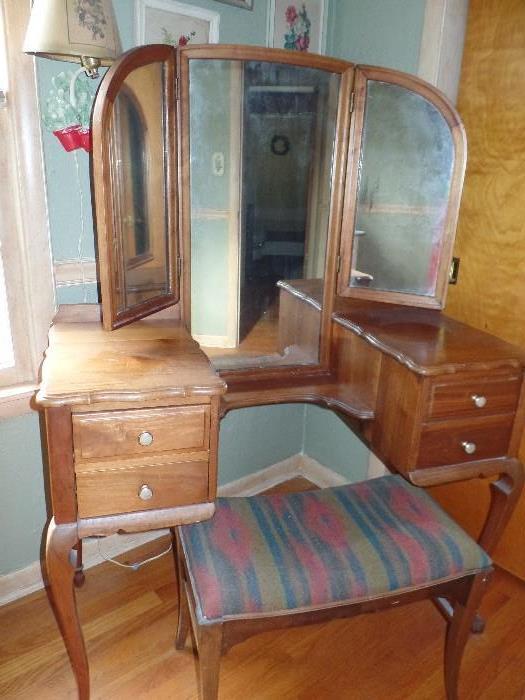 Vintage vanity w/bench