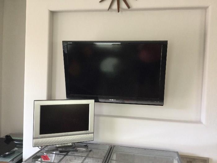 2ea Flat Screen TVs