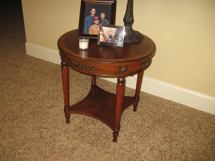OCASSIONAL/END TABLES 2 EACH