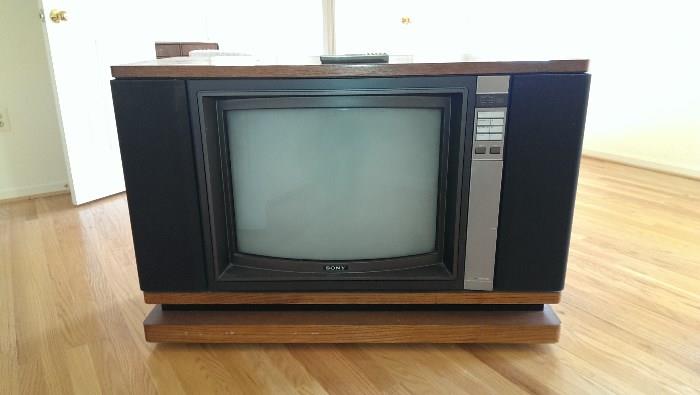 This color TV looks retro-cool and it WORKS.