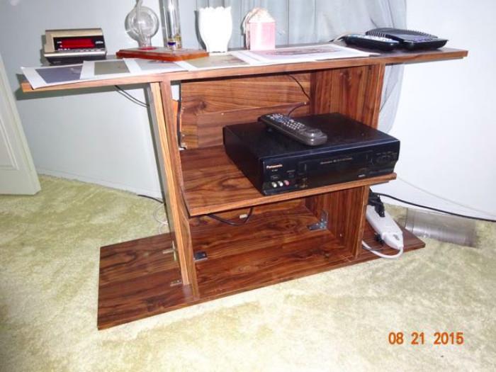 A desk with two shelves