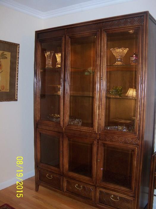Thomasville China/display cabinet (lighted)