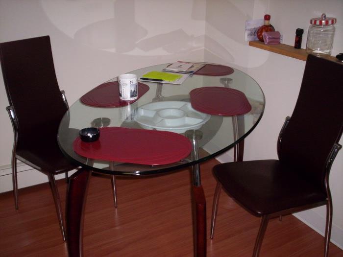 OVAL GLASS TABLE 4 CHAIRS PRISTINE CONDITION