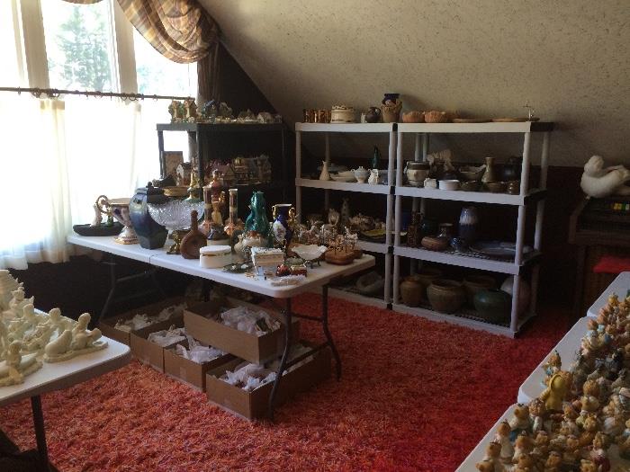 STUDIO POTTERY, COLLECTIBLE COTTAGES AND ASSORTED ANTIQUES