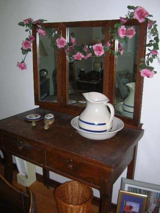 Oak ladies dressing table with mirror