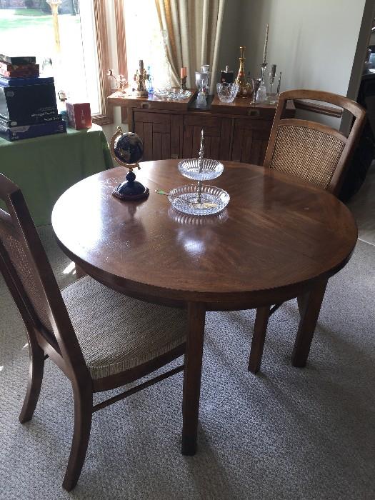 ROUND TABLE WITH 4 CHAIRS AND EXTRA LEAVES